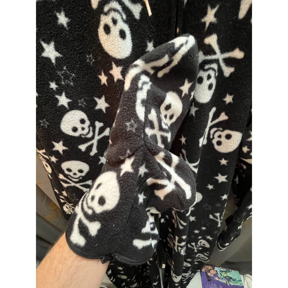 Forever Lazy Fleece Skull & Crossbones Hooded One… - image 5